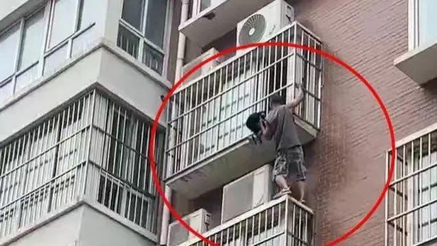 河北保定，一男子半夜爬上二楼窗户，被女房主用拖把打中