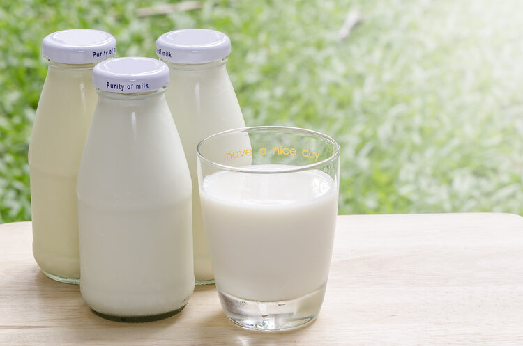 牛奶|研究20万人发现：过量喝牛奶会增加7%的死亡风险，喝多少才合适？