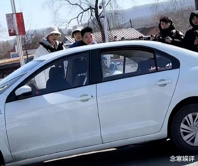 鹿晗|鹿晗在丹东街头录节目,肤白俊美像个大学生,从日本回国后大变样