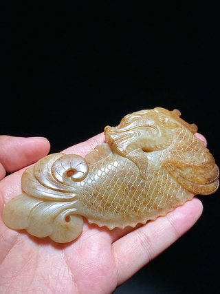 和田玉籽料|明 和田玉籽料留皮 摩羯鱼 玉珮 把件 纸镇