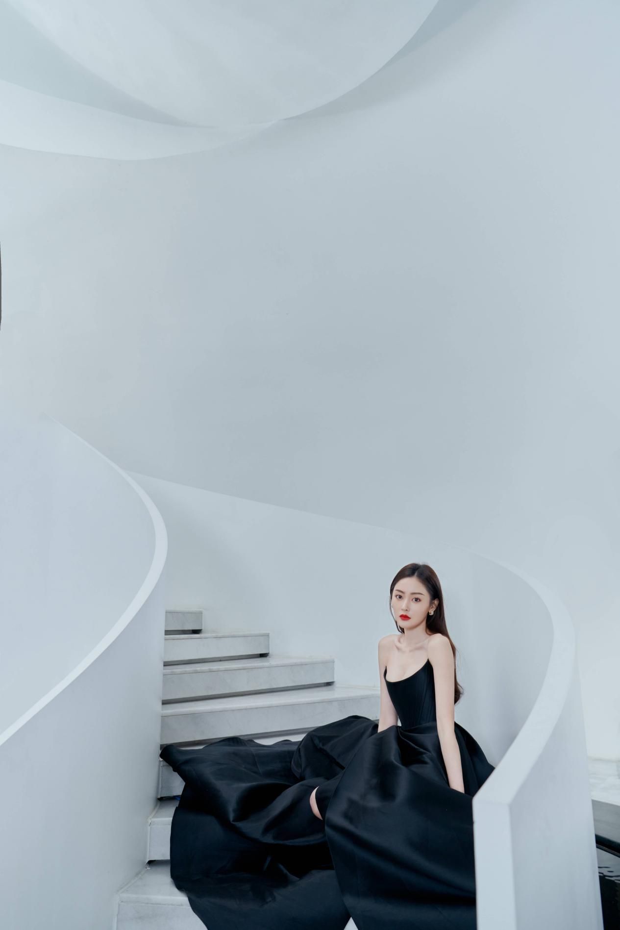 张天爱|张天爱瘦成皮包骨了!头大身小看着好柔弱,简直就是橱窗里的模特