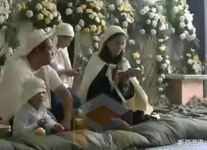 黄圣依|黄圣依：给赵本山下跪，和宋小宝拍吻戏，上节目却看不起女嘉宾