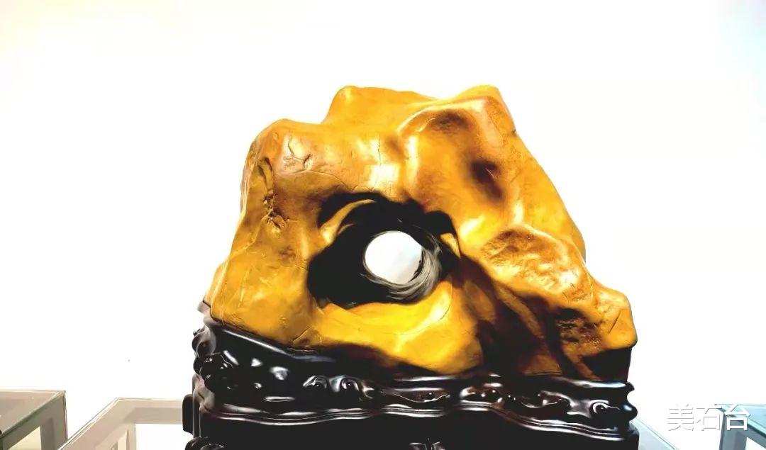 奇石|老藏家很纳闷,精美石头卖不动,一块丢在葡萄架下的烂石头却卖了188万