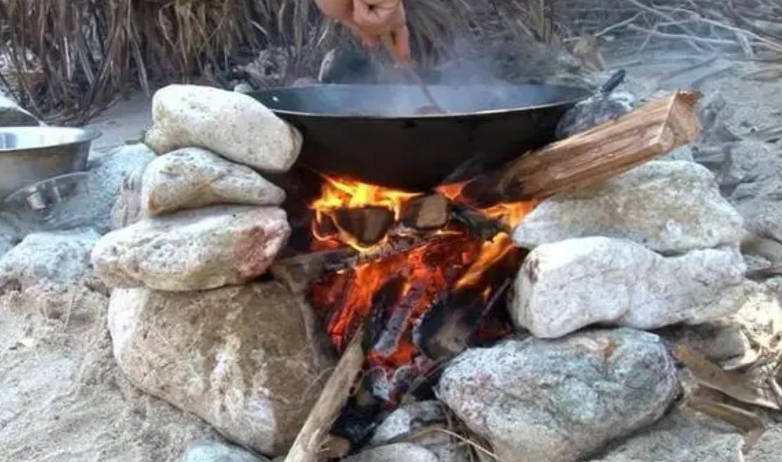 老人露天烧饭,却被罚600元,难道这也能产生污染?