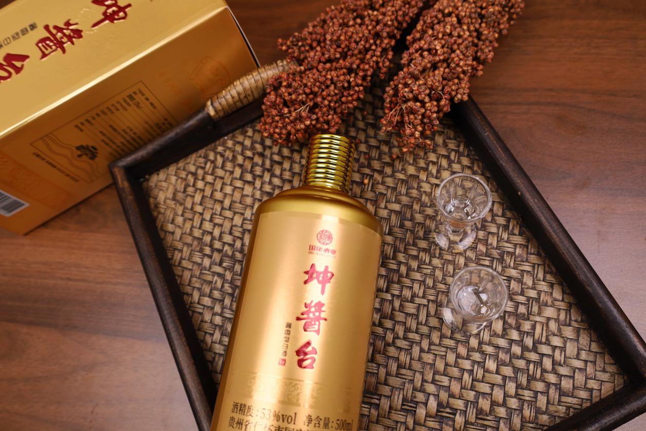 一对夫妻前往内蒙古参加婚宴，随了3668，看到菜肴后惊呼：血赚