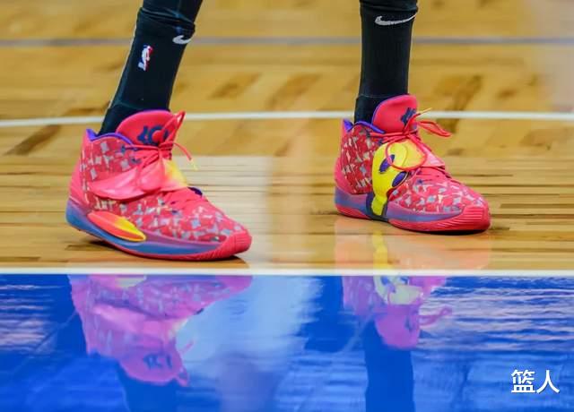 耐克|NBA球员上脚：欧文单场60分的战靴，鞋王塔克又是2双！