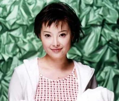 袁立|袁立,一婚演员二嫁富商,如今和小其11岁丈夫相伴没孩子成遗憾