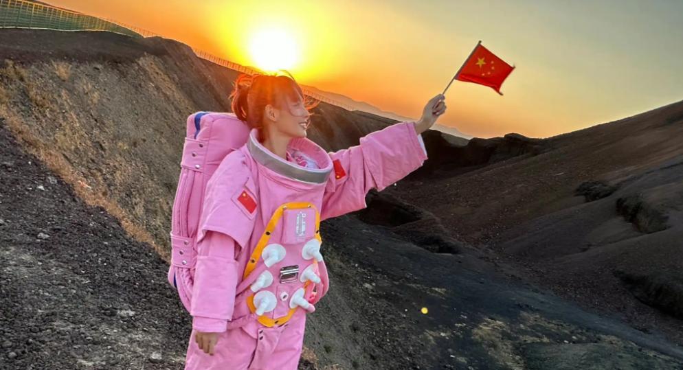 张嘉倪|张嘉倪晒国庆假期随拍！美景美人好养眼，透露出了古灵精怪的感觉