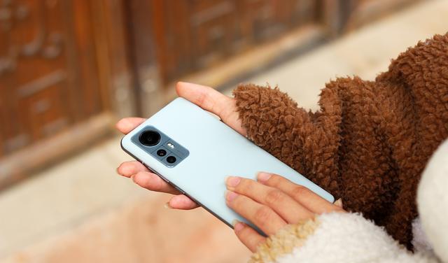 苹果|小姨子刚换新手机,就被我发现了,居然不是苹果13