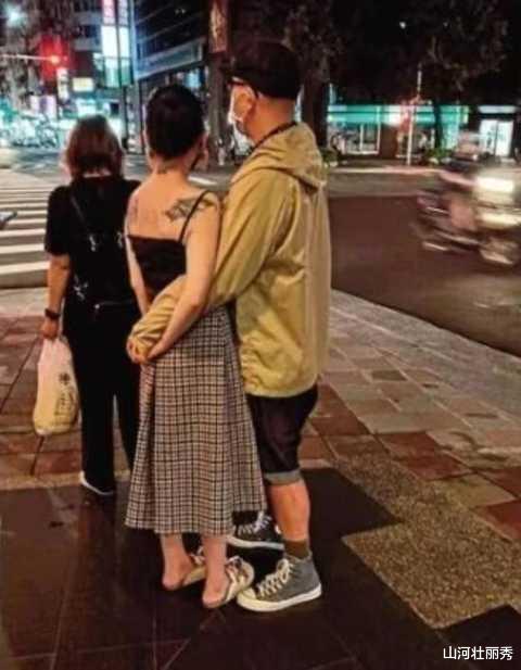 具俊晔|台媒街边偶遇大S具俊晔,两人甜蜜依偎在一起,等红灯时十指相扣
