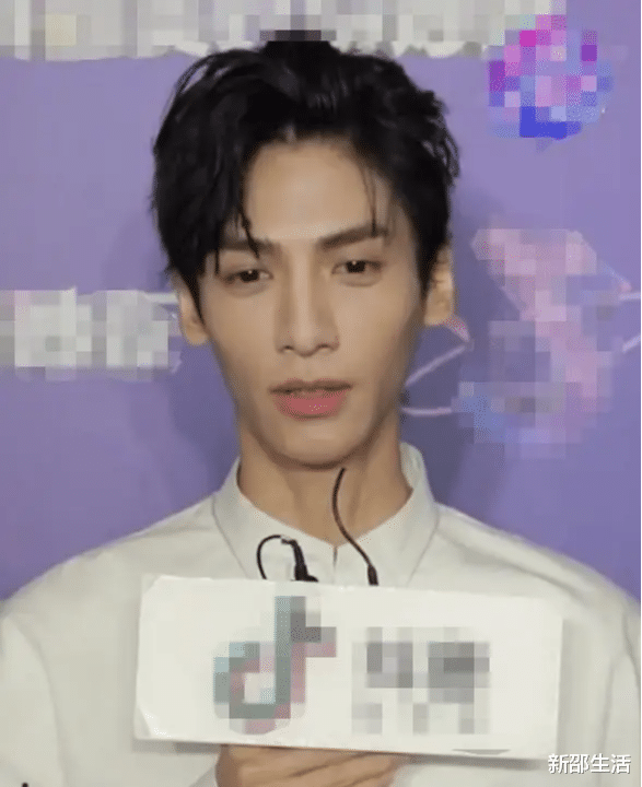 男神|这10位男星表面是男神,一看身材全垮掉,头大肩窄,驼背大肚腩