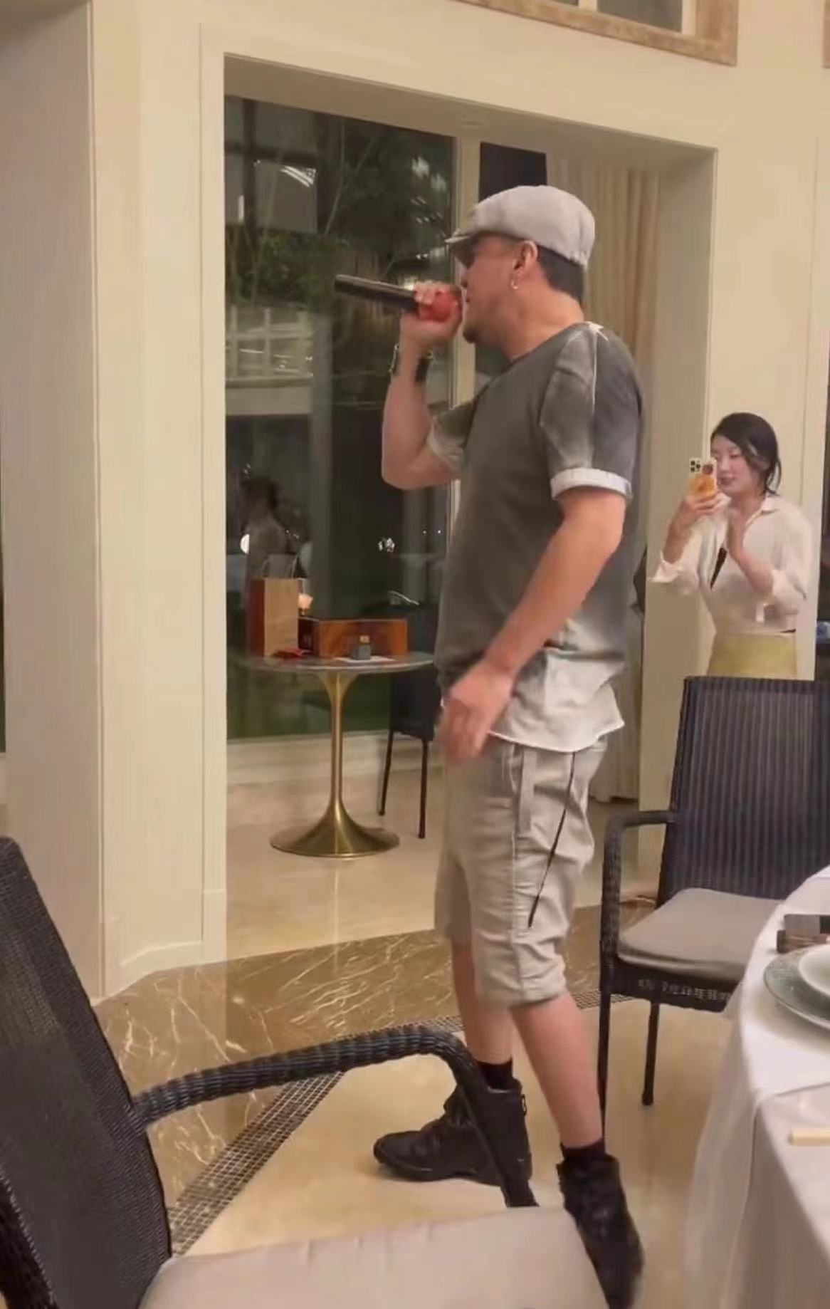 杨坤|50岁杨坤身旁又换新人！红光满面请美女吃饺子，身材壮硕走路踉跄