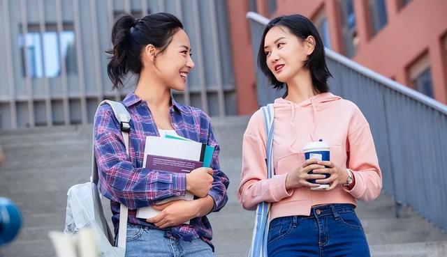 大学生捡到饭卡,归还女生后反遭骂名,最后还被女生要求道歉