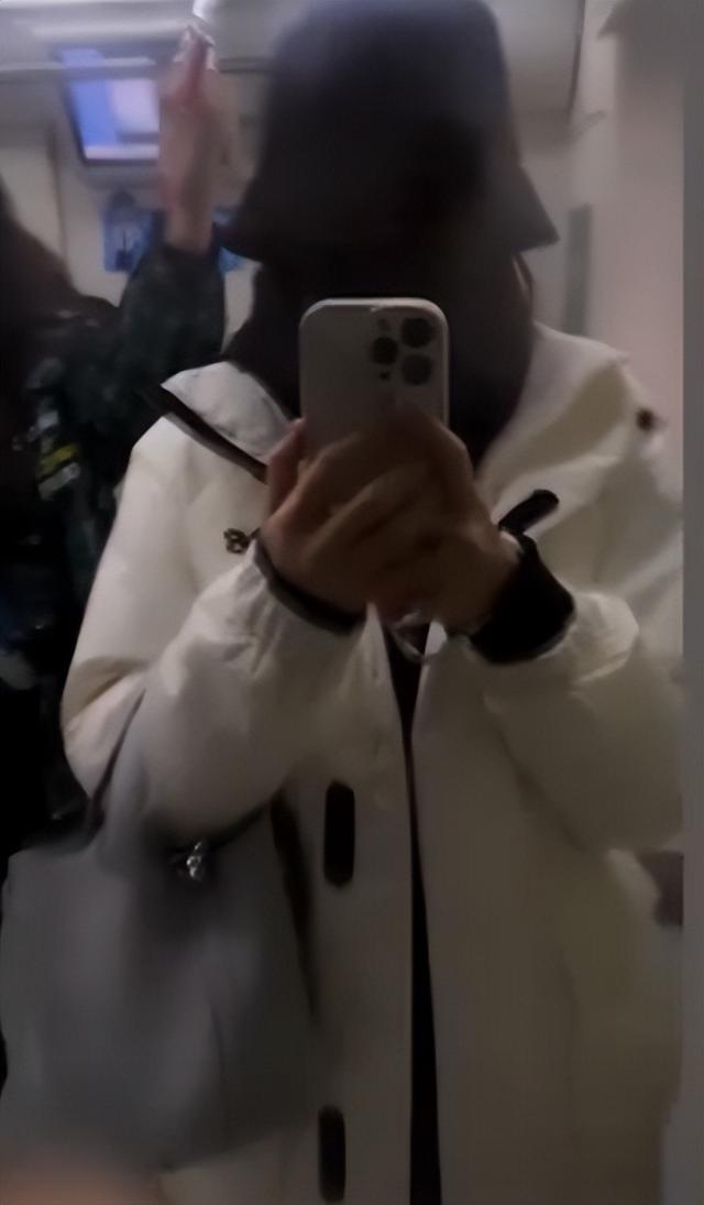 陈乔恩|43岁陈乔恩北京坐地铁出行，肚子大得撑衣服孕味足