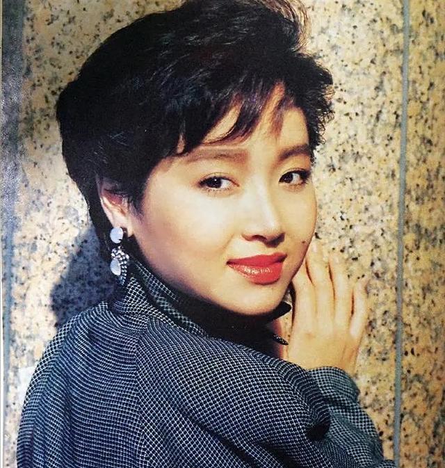 恬妞|如今已经63岁的她单身一人依旧保养得很好,是真正的颜值女神