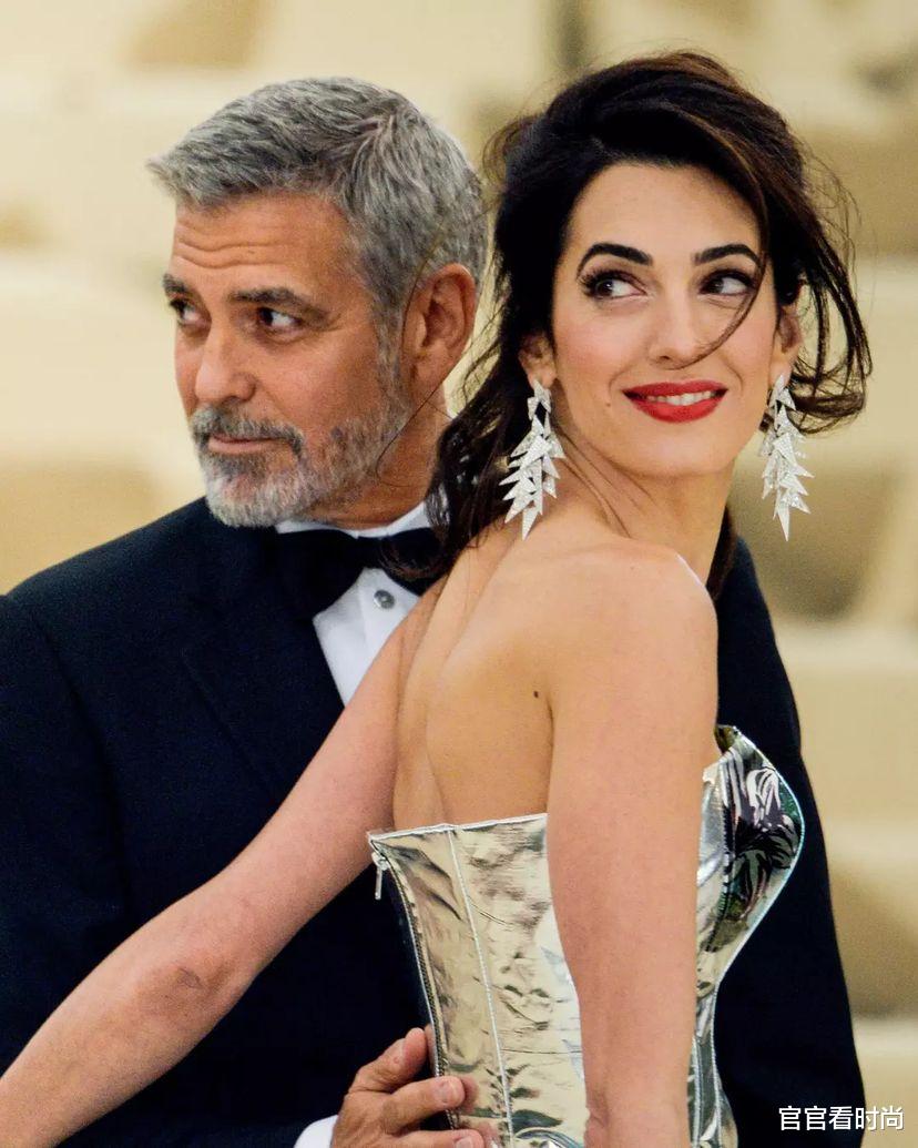 乔治·克鲁尼|比乔治·克鲁尼小17岁的妻子，穿紧身礼服，都说她瘦，却一样美艳