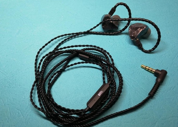 三款音质清晰的有线耳机选择，每一款让你意想不到