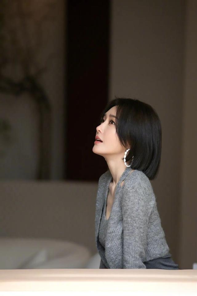 秦岚|秦岚献唱春晚,身着斜肩开衩裙,尽显精致好身材,温婉大气