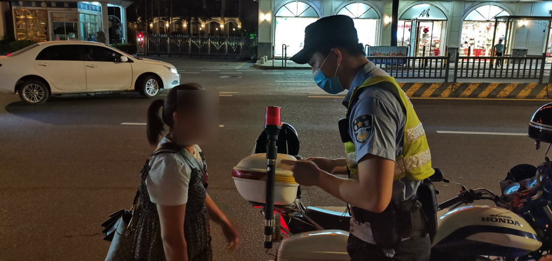 ?女子的求助,民警一看手机右上角图标,发现不寻常!