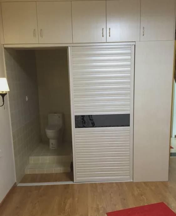 三居室120平简约装修,硬装10万,主卧室衣柜里藏了个马桶