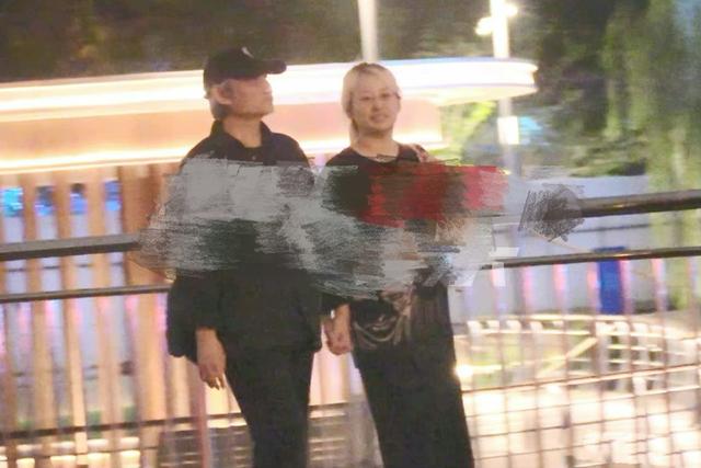 徐克|71岁徐克与小30岁女友牵手散步,感情稳定好甜,女方一头金发抢镜