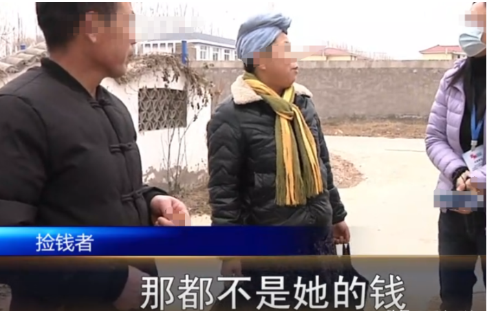 河南开封,女子银行刚取40000块钱装到袋子里不小心掉到了路上