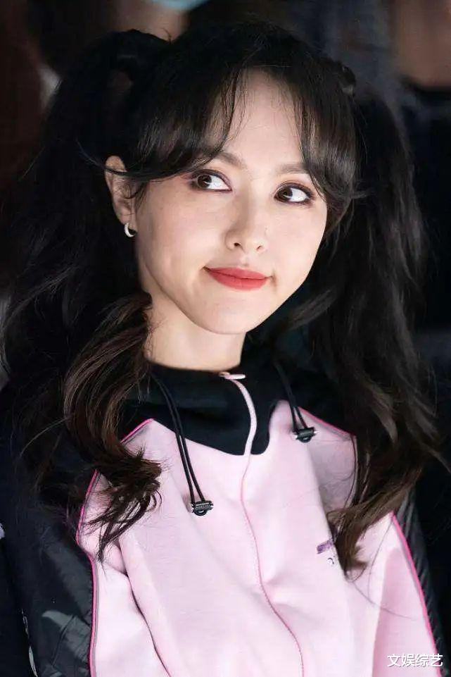唐嫣|唐嫣以综艺节目露镜,走路带风像极了佟湘玉,镜头不拉近尽显精致