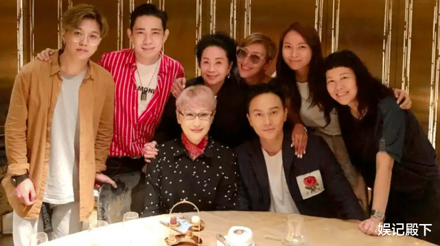 张智霖|张智霖妈妈太惊艳了，气质优雅打扮时髦，名字更是前卫又洋气！