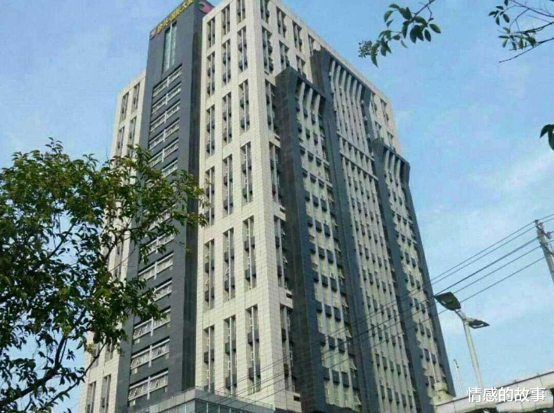 为何高层住户都不装“平开窗”了?看完这两点后,网友:命重要