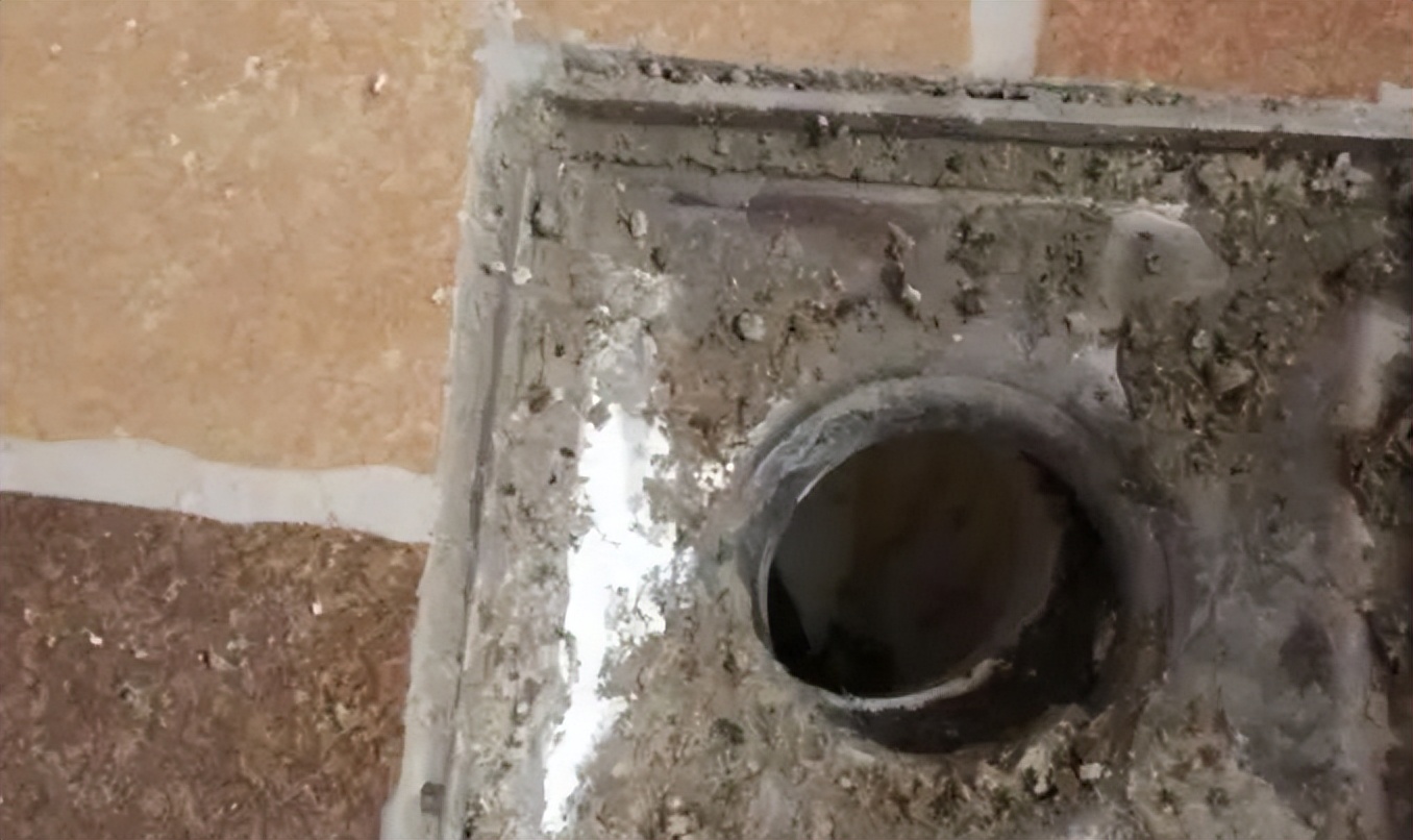 地砖铺好，师傅说地漏堵了，而把电工找来后，他掉头就走