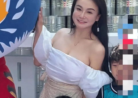 运动 拳王老婆拼四胎狂减肥，穿衣太暴露被批：穿了不如不穿