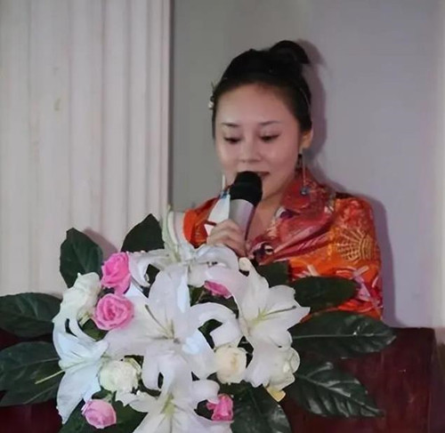 主持人|8年前，女主持人陈霞衣衫不整惨死湖中，凶手交代：她生得太好看