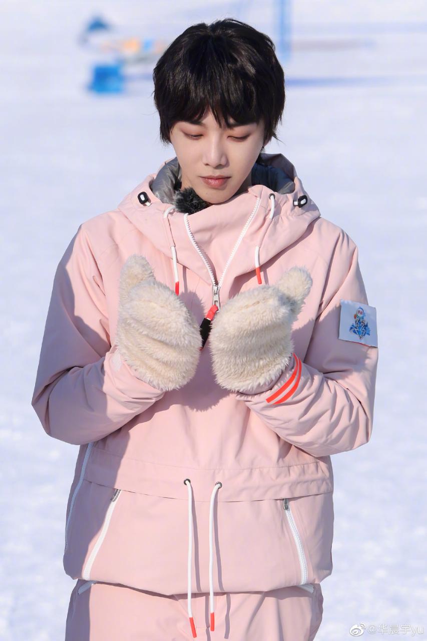 华晨宇|歌王华晨宇加盟冬梦之约，身穿粉色滑雪服，化身“公园小抢手”