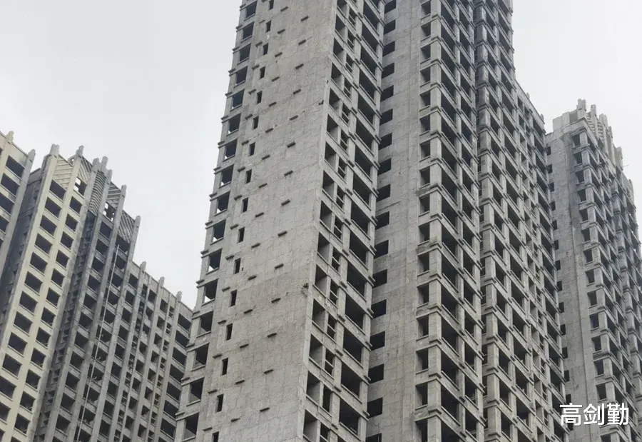 玉林|看不下去了，割韭菜都割到家门口了！