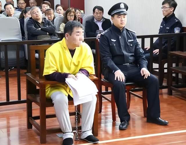奔驰女一家3口殴打修车匠,他不堪受辱怒而拔刀,最终酿成血案
