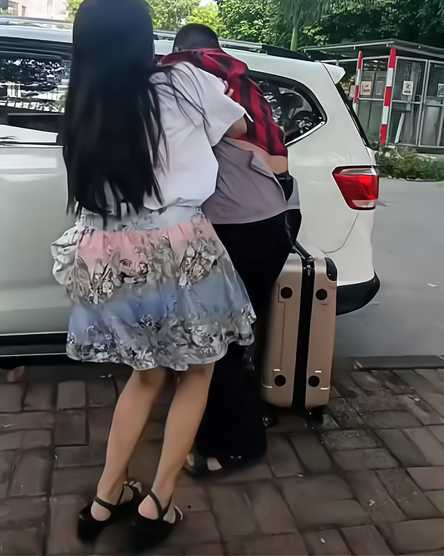 上门女婿当牛做马12年,给妻子下跪求放过,工资一分钱都不准留