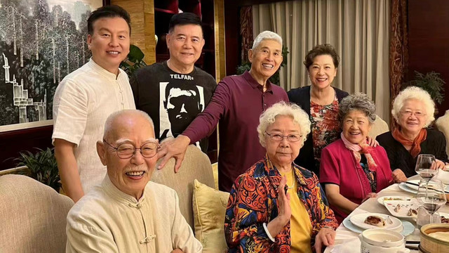 张泽群|央视主持张泽群与众戏骨聚会！87岁张勇手豪饮红酒，刘晓庆求邀约