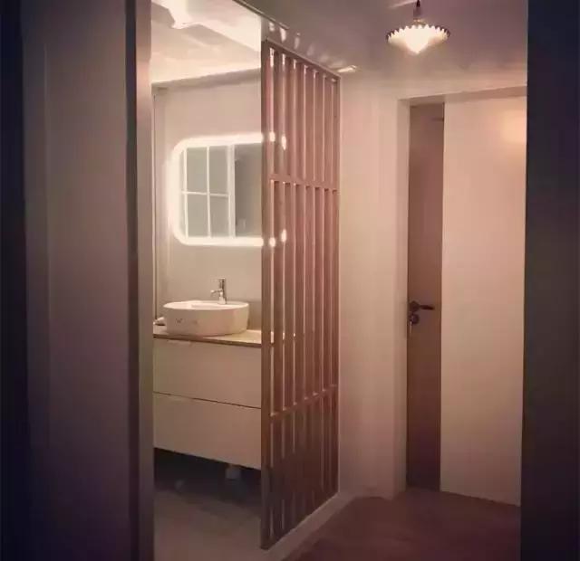 把洗手台放在卫生间门外，加上隔断竟然好美，真适合小户型！