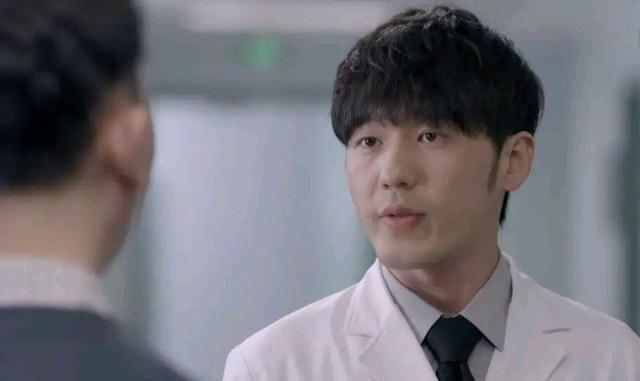 白宇|《谢谢你医生》首播！杨幂磨皮力度大，白宇拽过头！两人各演各的