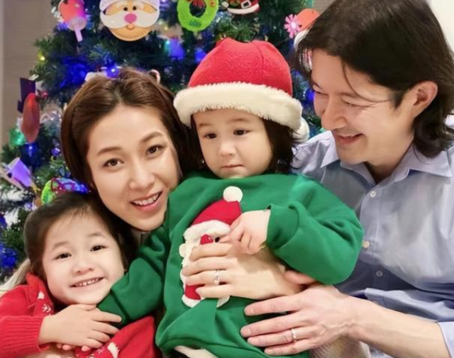 钟嘉欣|38岁钟嘉欣高龄三胎产女！产后素颜出镜吻孩子，混血婴儿长相可爱