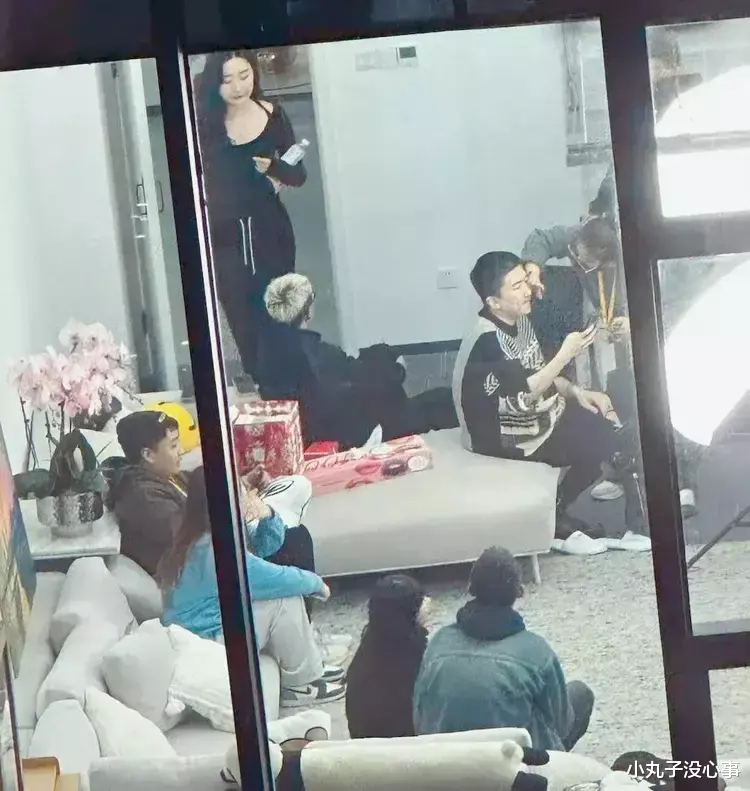 张大大|翻车啦？曝张大大被10多名工作人员轮番服务，直播间背后资本被扒