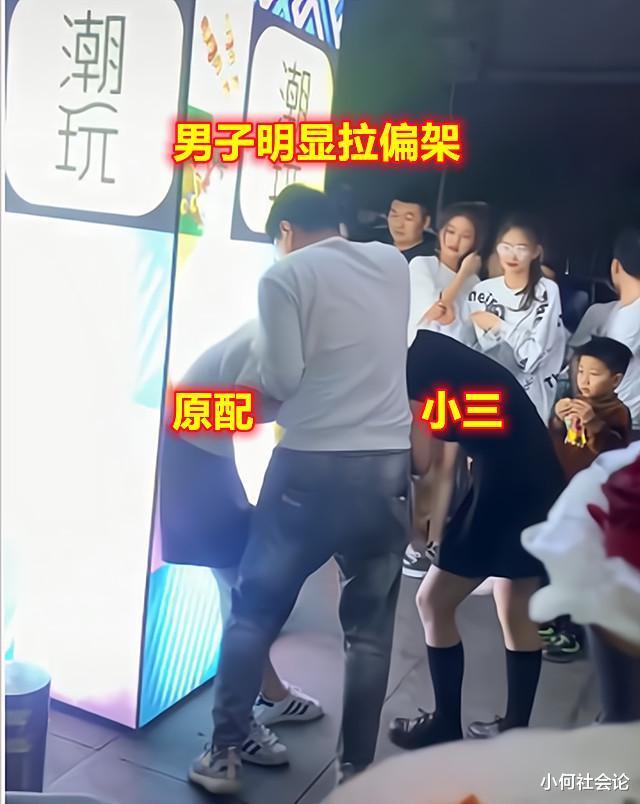 江苏:情人节当天,原配与小三当街撕打互扯头发,男子一旁拉偏架