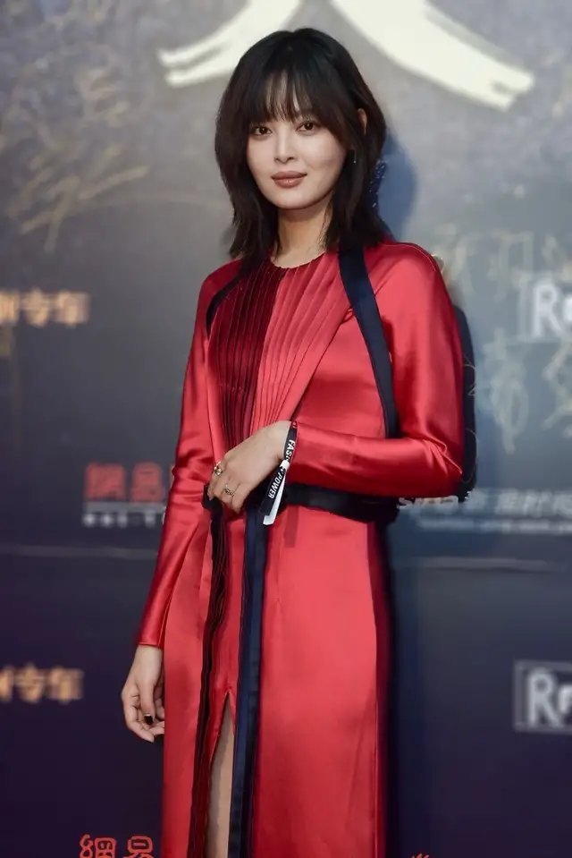 穿衣搭配 辛芷蕾“野味儿”发型太阴森、好诡异？剪成高晓松真的只怪你。