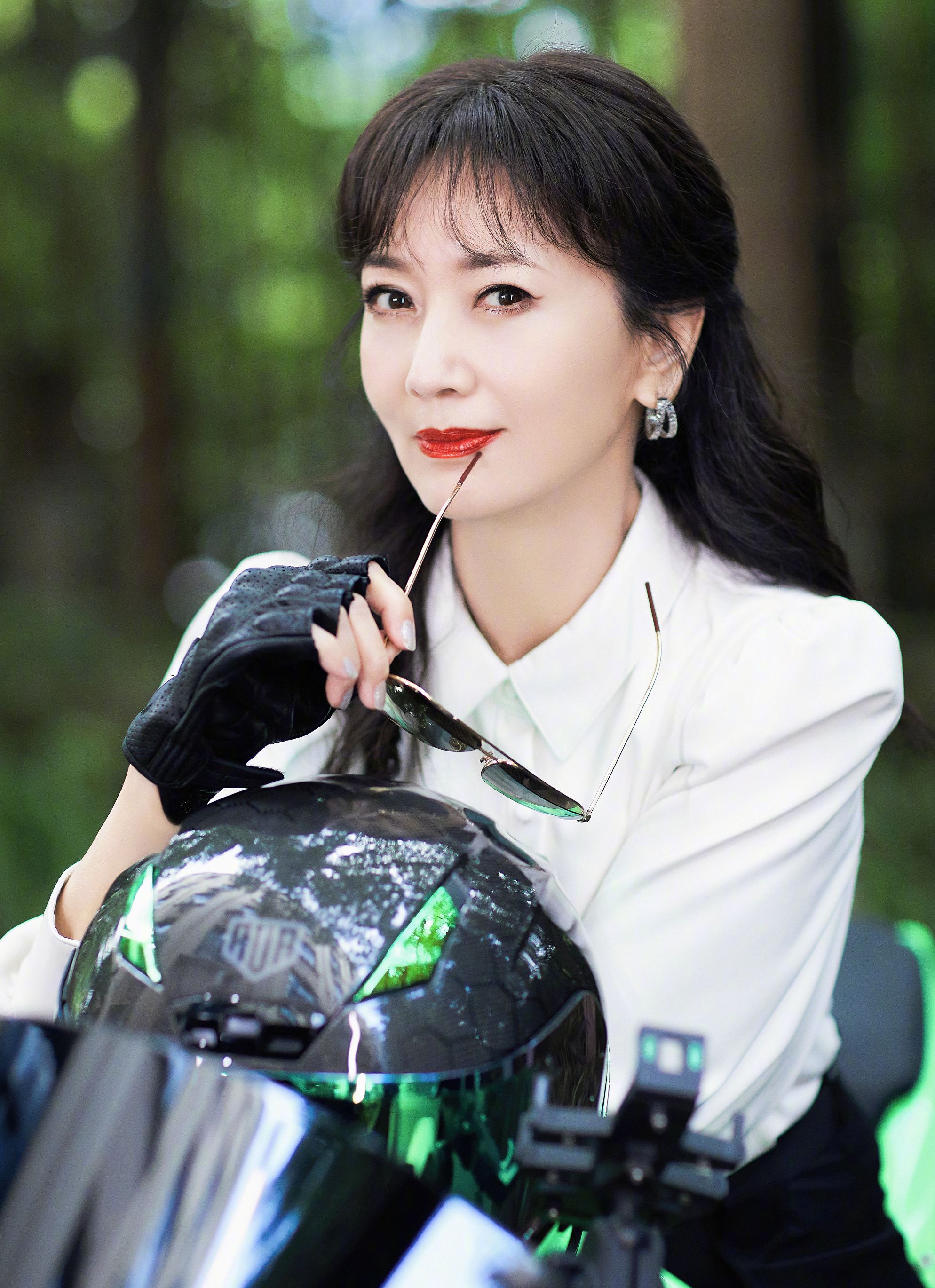 赵雅芝|还是赵雅芝会玩!68岁年纪骑摩托车炸街,机车扮相不愧是不老女神