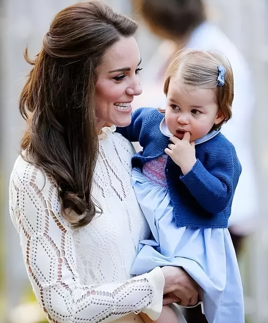 夏洛|凯特与梅根暗中较劲，成年人的勾心斗角，都被7岁夏洛特看在眼里