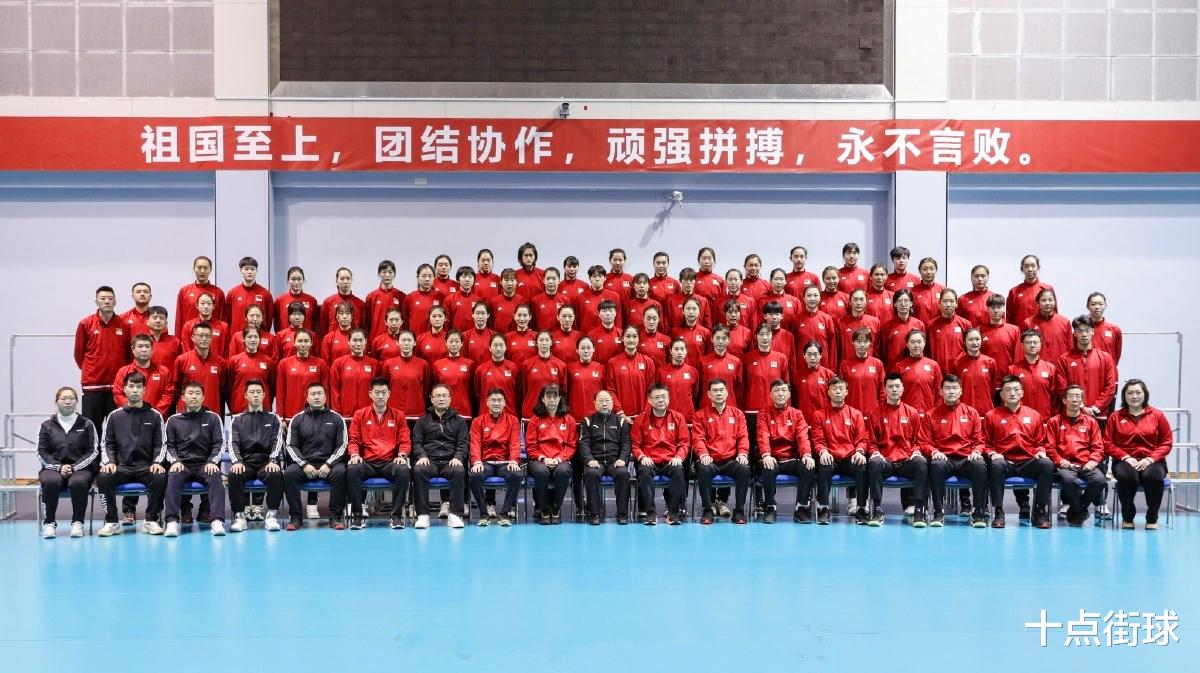 郎平|女排集训开始，郎平未现身！仍在洛杉矶豪宅享受退休生活，变瘦了