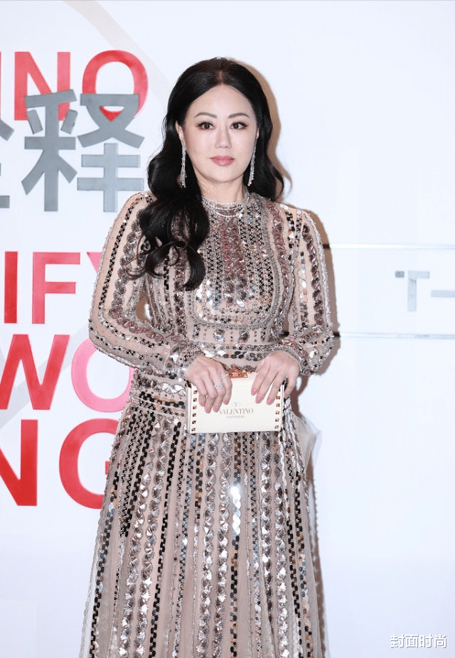 章小蕙身材丰满不少，可穿亮片裙仍然挺惊艳，白皙肌肤没多少皱纹