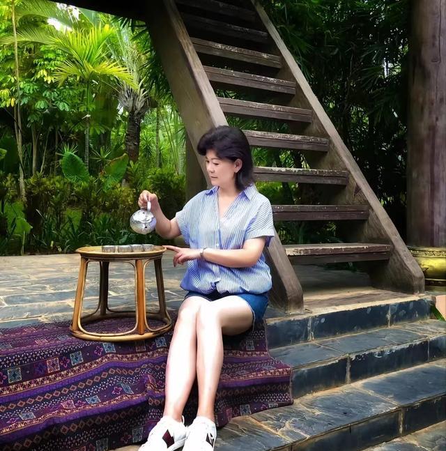 律师|潘克律师捡到宝?潘夫人晒外出游玩美照,优雅气质引网友热议