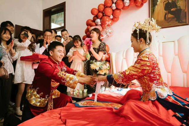 |王威官宣结婚登顶热搜第一，好友杨幂送祝福，妻子颜值高气质佳