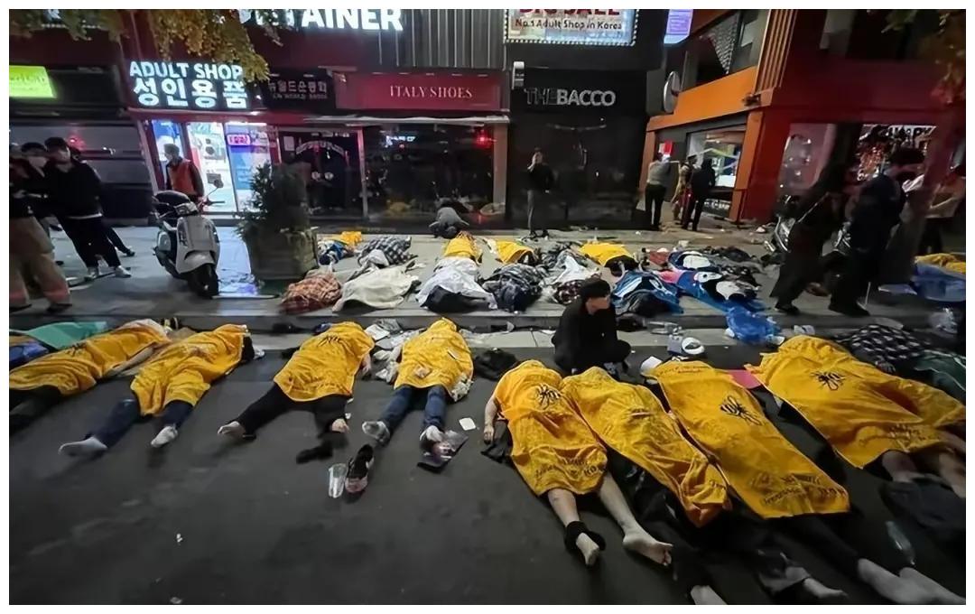 180平米小巷堆满尸体,大多是身体瘦弱的年轻女子,凑热闹的代价!